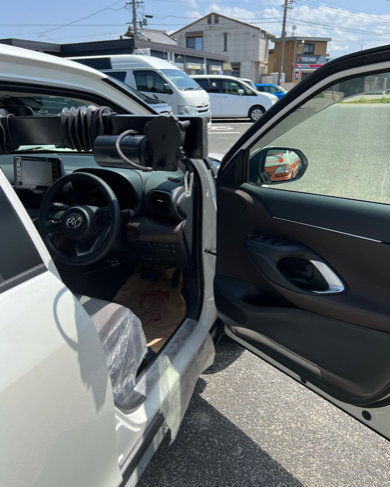 ヤリスクロス　レバー式手動運転装置・車椅子収納装置の取付